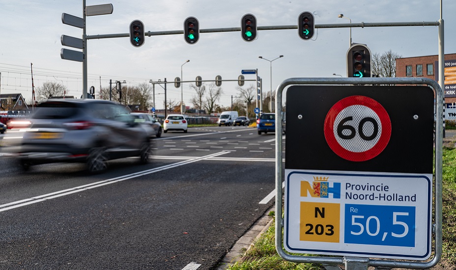 Auto's bij een verkeerslicht op de N203 in Krommenie